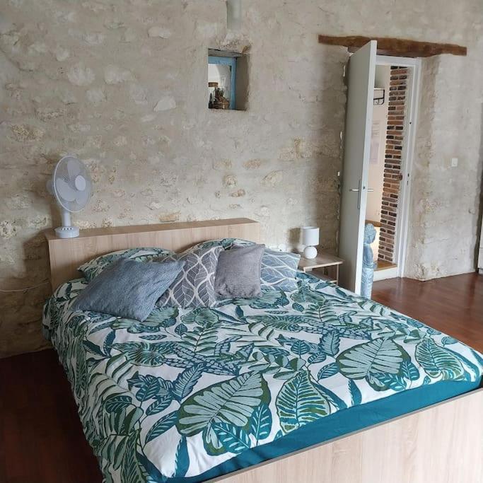 Gite Dans Une Ancienne Corps De Ferme D Provins Esterno foto