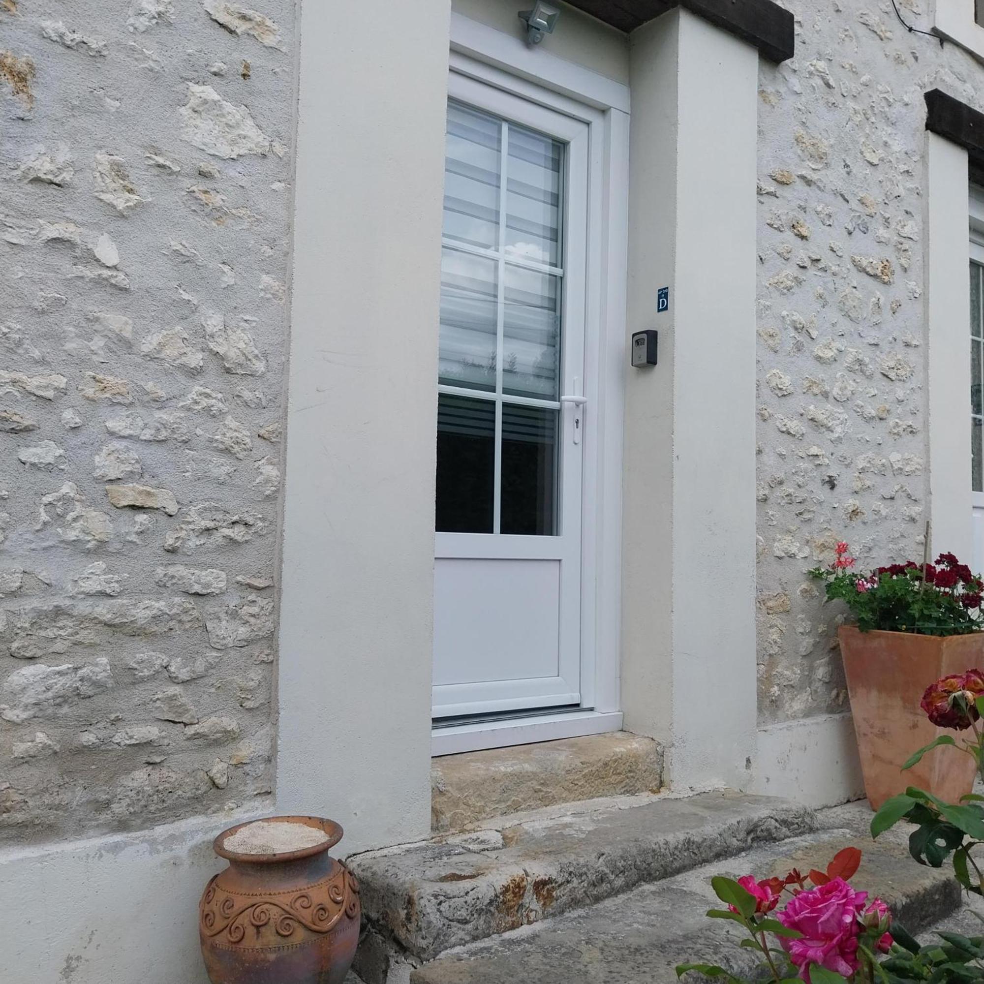 Gite Dans Une Ancienne Corps De Ferme D Provins Esterno foto