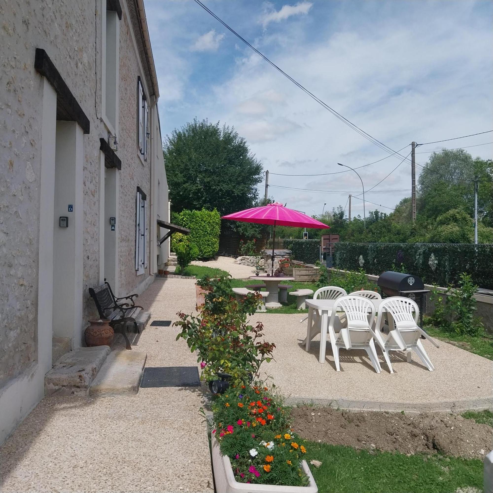 Gite Dans Une Ancienne Corps De Ferme D Provins Esterno foto